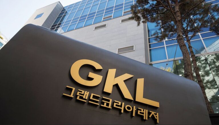 GKL 간판과 건물