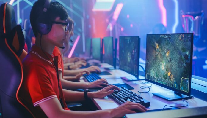 화려한 조명 아래에서 e-스포츠 게임을 즐기는 사람들