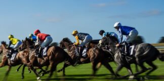 색색의 유니폼을 입은 선수들이 경마 경주를 벌이고 있다