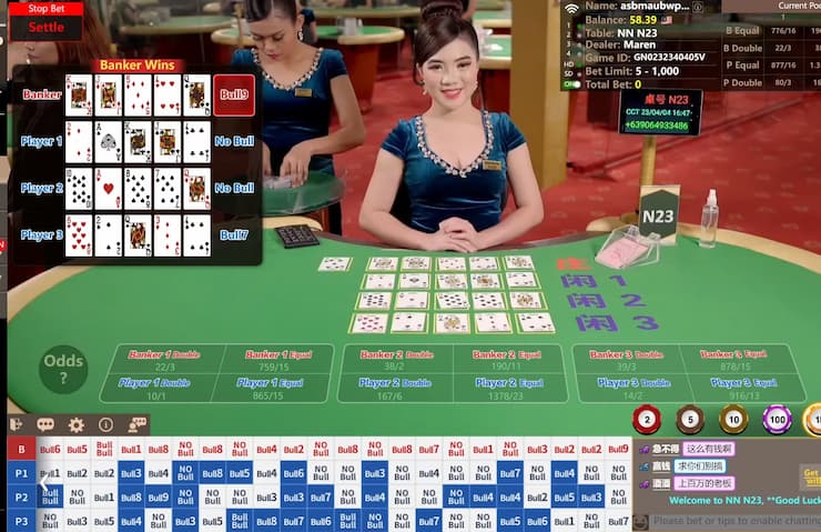 아시안 여성 딜러가 니우니우를 실시간으로 플레이하고 있다. 옆에는 다른 딜러가 손으로 셔플중이다.