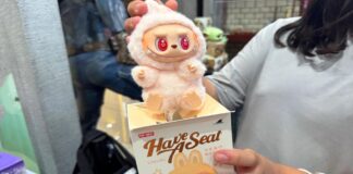 랜덤 박스에서 라부부 피규어를 뽑고 있다.