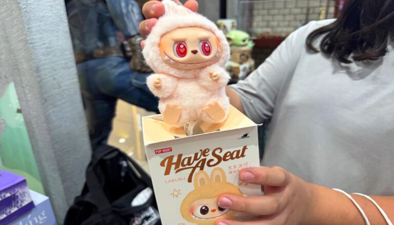 랜덤 박스에서 라부부 피규어를 뽑고 있다.