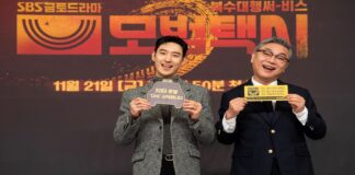 모범택시 3의 출연자 이제훈과 김의성이 홍보 포스터를 들고 미소짓고 있다.