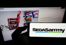 세가사미, 상반기 순이익 91% 급감…인수 비용 부담 속 게이밍 사업 성장세 유지 세가사미 게임을 모바일과 PC로 즐기고 있다.