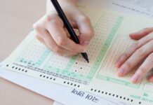 대한민국 수능 답안지와 국어 영어 시험지