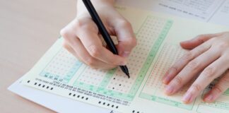 대한민국 수능 답안지와 국어 영어 시험지