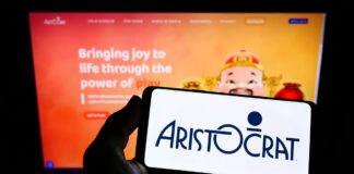 PC 화면에는 아리스토크랫이 서비스하는 슬롯 홍보와 모바일에는 아리스토크랫의 로고를 확인할 수 있다.