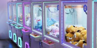 인형 뽑기 매장에서 인형들이 기계안에 있다.