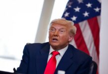 대법원, 트럼프 관세권 제동 전망…베팅 사이트 승소 확률 20%대 급락 도날드 트럼프가 미국 국기 앞에 앉아 있는 모습