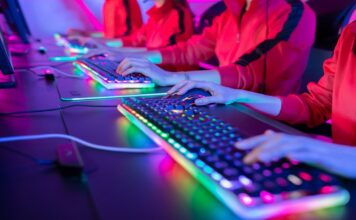 일본 e스포츠, 강화되는 도박 규제에도 문제없다…법률 전문가 분석 요란한 조명속에서 e스포츠를 즐기고 있는 선수들