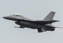 카지노로 위장한 군사 거점, 태국 F-16, 캄보디아 카지노 공습 배경은? f16 전투기가 상공을 날고 있다