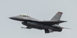 카지노로 위장한 군사 거점, 태국 F-16, 캄보디아 카지노 공습 배경은? f16 전투기가 상공을 날고 있다