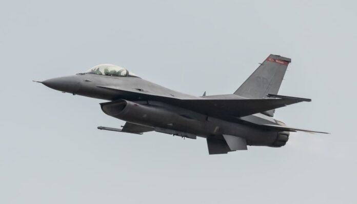 f16 전투기 f16 전투기가 상공을 날고 있다