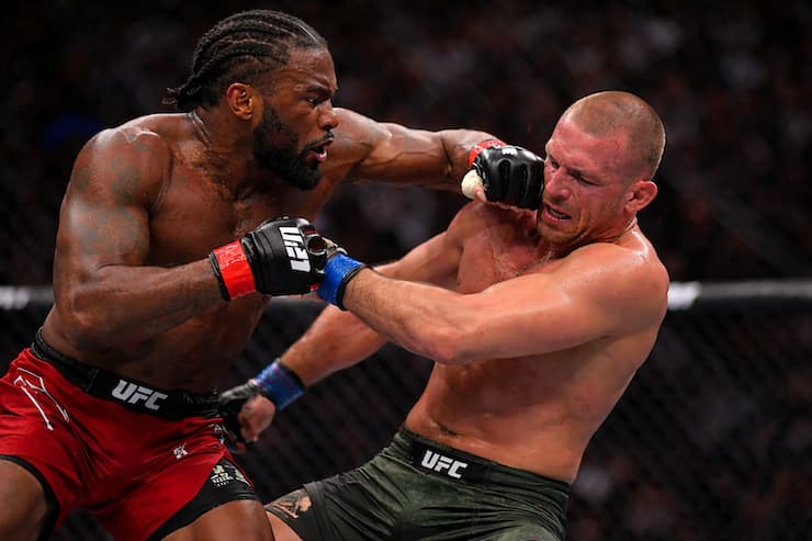두 선수가 UFC 경기에서 겨루는 모습