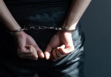 카지노서 ‘칩 환전’ 돈세탁…AI에 덜미 잡힌 보이스 피싱 총책 김포공항에서 체포된 보이스피싱 총책