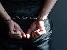 카지노서 ‘칩 환전’ 돈세탁…AI에 덜미 잡힌 보이스 피싱 총책 김포공항에서 체포된 보이스피싱 총책