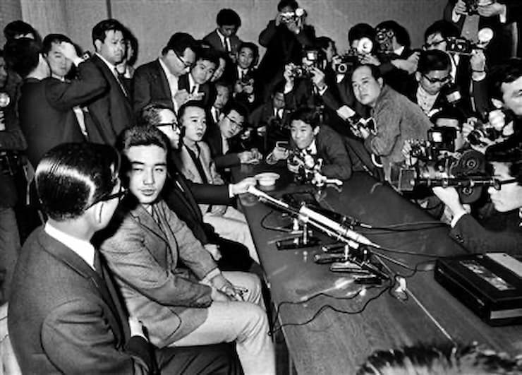 일명 검은 안개 사건이라고 불리는 일본 프로 야구 스캔들의 주인공이 기자회견 중이다.