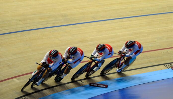 경륜 경륜 대회에서 경쟁을 벌이고 있는 4명의 선수들