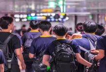 대한민국의 청소년 도박, 더 이상 방치할 수 없는 사회 문제 대한민국 청소년들이 교복을 입고 하교를 하고 있는 뒷모습