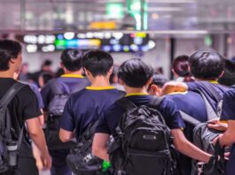 대한민국의 청소년 도박, 더 이상 방치할 수 없는 사회 문제 대한민국 청소년들이 교복을 입고 하교를 하고 있는 뒷모습