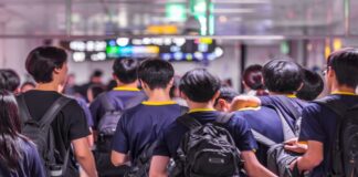 대한민국의 청소년 도박, 더 이상 방치할 수 없는 사회 문제 대한민국 청소년들이 교복을 입고 하교를 하고 있는 뒷모습