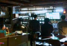 모범택시 3, 더 강렬해진 복수…모바일 베팅 에피소드로 올해 최고 시청률 기록 모법택시3 촬영 스틸컷. 출연 배우들이 모니터를 보고있다.