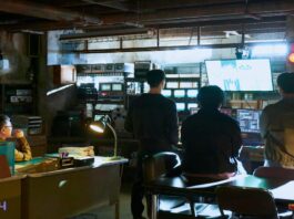 모법택시3 촬영 스틸컷. 출연 배우들이 모니터를 보고있다.