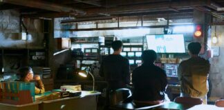 모법택시3 촬영 스틸컷. 출연 배우들이 모니터를 보고있다.