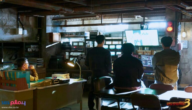 모법택시3 촬영 스틸컷. 출연 배우들이 모니터를 보고있다.