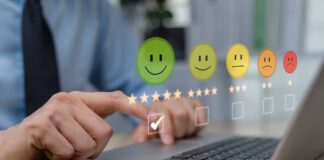 온라인 환경에서 설문조사 중인 사람