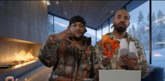 유명 힙합 가수 드레이크가 운동화를 들고 있다.