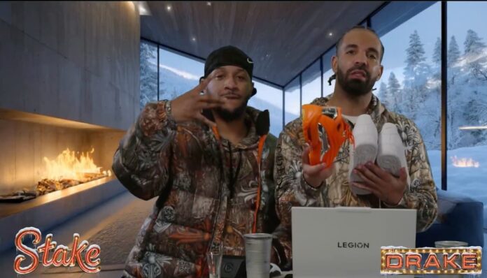 스테이크 드레이크 유명 힙합 가수 드레이크가 운동화를 들고 있다.