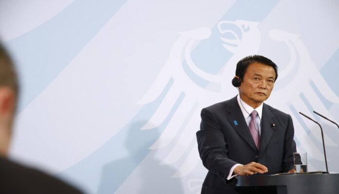 일본 전 총리 전 총리인 아소 다로(麻生 太郎)가 연설하고 있다