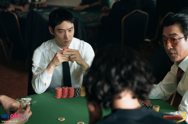 최 주임과 함께 도박판에 참여한 김도기