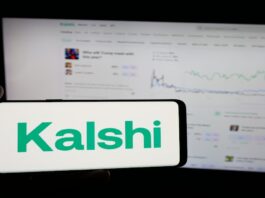 핸드폰에는 칼시 로고가 띄어져있고, 뒤에 보이는 모니터에서는 차트를 읽을 수 있다