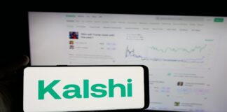 핸드폰에는 칼시 로고가 띄어져있고, 뒤에 보이는 모니터에서는 차트를 읽을 수 있다