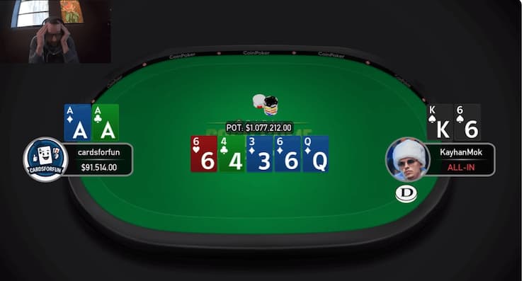 온라인 포커 테이블 화면으로, 왼쪽 플레이어는 에이스 두 장을 보유하고 있으며, 오른쪽 플레이어는 킹과 6을 들고 올인 상태다.