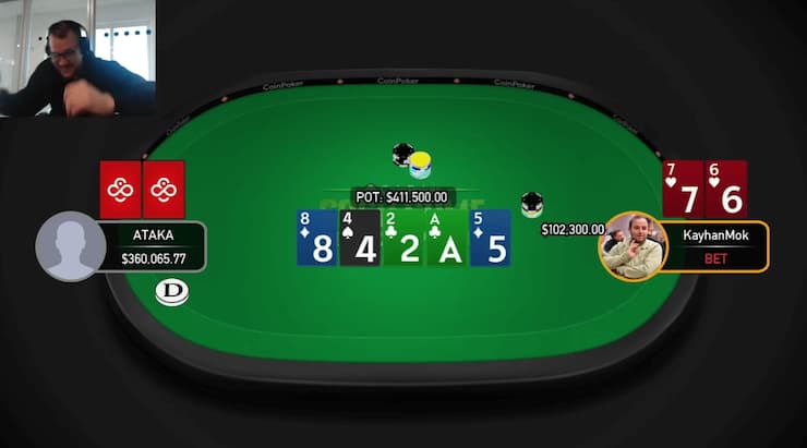 온라인 포커 테이블에서 두 플레이어가 대결 중인 장면으로, 커뮤니티 카드 8, 4, 2, A, 5가 놓여 있다.