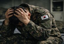 부대 내 좌절하는 모습의 육군 모습