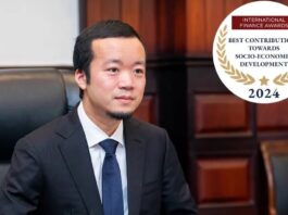 PC방 범죄자 소년서 불법 카지노 조직 회장으로 프린스 홀딩스 회장 천즈가 정장 차림으로 앉아있고 우측 상단에 국제 금융 어워즈 2024 수상 로고가 있다