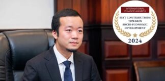 PC방 범죄자 소년서 불법 카지노 조직 회장으로 프린스 홀딩스 회장 천즈가 정장 차림으로 앉아있고 우측 상단에 국제 금융 어워즈 2024 수상 로고가 있다