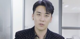 ์น๋ฆฌ, ๋ถ๋ฒ ์นด์ง๋
ธ ์ด์ ์ฐ๋ฃจ ์ํน ์ฌ์ ํ ์ฌ๋ฌด์ค๋ก ๋ณด์ด๋ ๊ณต๊ฐ์์ ์ง์ ๋ฌด๋ฌ ์ฌํท์ ์
์ ๋จ์ฑ์ด ์นด๋ฉ๋ผ๋ฅผ ์ ๋ฉด์ผ๋ก ๋ฐ๋ผ๋ณด๊ณ ์๋ ๋ชจ์ต