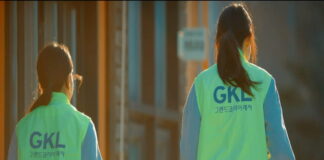 GKL, 12월 카지노 매출 감소…연간 실적은 성장세 유지 그랜드코리아레저 조끼를 걸친 노동자들