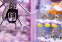 무인 인형뽑기장의 확산, 청소년 도박 논란으로 번지다 세발 집게를 이용한 인형 뽑기 기계