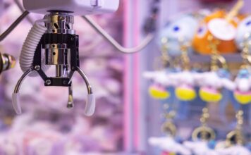 무인 인형뽑기장의 확산, 청소년 도박 논란으로 번지다 세발 집게를 이용한 인형 뽑기 기계