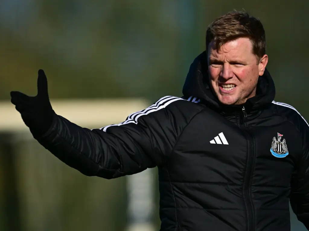 손으로 지시중인 하우 감독