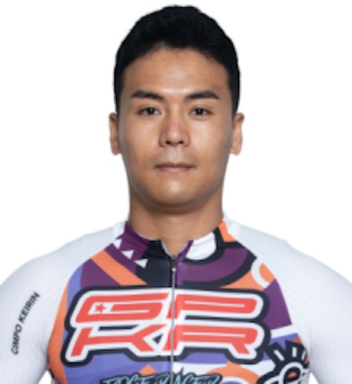 보라색 패턴의 유니폼을 입고 정면을 바라보고 있는 경륜 선수의 프로필 사진.