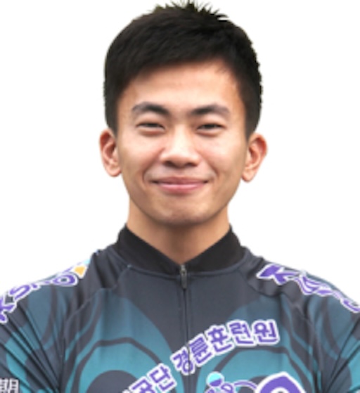 검은색 유니폼을 입고 미소 짓고 있는 경륜 선수의 프로필 사진.