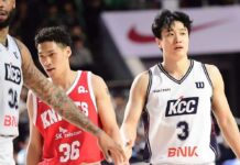 KBL 경기에서 KCC 유니폼을 입은 선수가 상대 팀 선수와 함께 코트를 이동하며 경기를 이어가는 모습