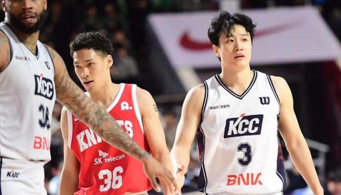 KBL 경기에서 KCC 유니폼을 입은 선수가 상대 팀 선수와 함께 코트를 이동하며 경기를 이어가는 모습